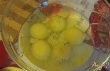 Свежие куриные яйца аккуратно разбиваем в глубокую миску, чтобы туда не попала скорлупа. Немного солим и по желанию перчим.
