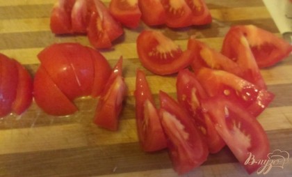 Помидоры лучше брать зрелые, но не мягкие, иначе они просто превратятся в томатный соус, а нам нужны цельные дольки. Овощи моем, обсушиваем полотенцем и нарезаем на сегменты – примерно на восемь продольных частей.