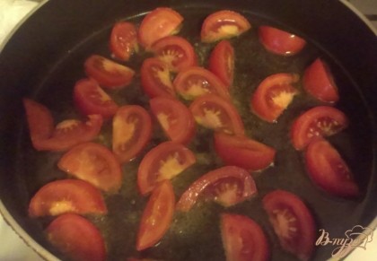 Растительное масло разогреваем в сковородке и закладываем туда томатные дольки. Обжариваем их на максимальном огне с каждой стороны.