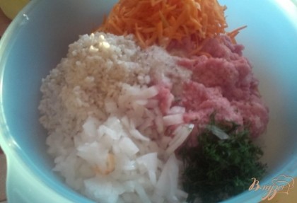 В миске соединяем свиной фарш с рисом, а также половинной порцией моркови, лука и укропа.