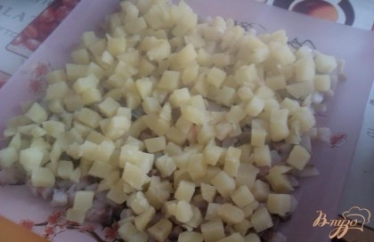 Отварной и охлажденный картофель очищаем и нарезаем кубиками, размером с кусочками селедки. Вкладываем следующим слоем.