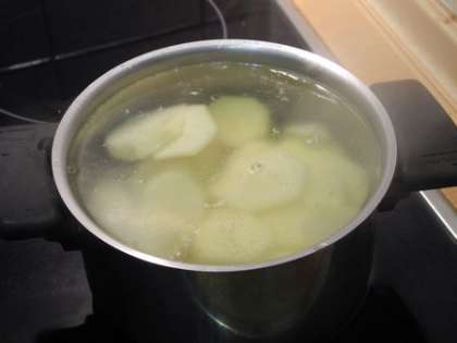 Отварить картофель в подсоленой воде 10 минут