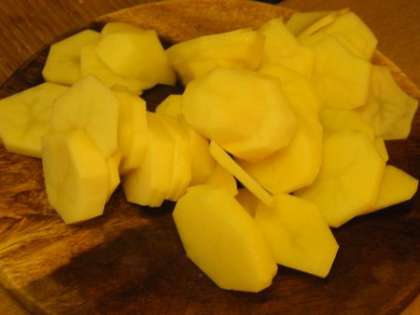 Картофель нарезать тонкими кружочками