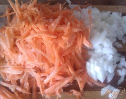 Тем временем репчатый лук и морковь очищаем и измельчаем. Лук – мелкими кубиками, а морковь – на крупную терку.