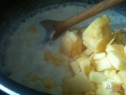 Добавляем нарезанное яблоко и варим до готовности риса.