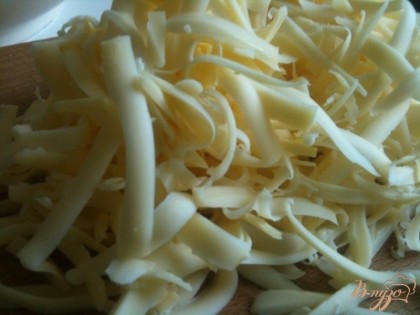 Сыр натереть на крупной терке. Можно использовать несколько сортов сыра, по желанию и вкусу.