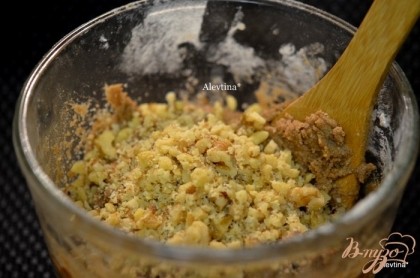 Затем муку, разрыхлитель, корицу,пищевая соду, соль и гвоздику добавляем в масляную массу перемешиваем. Орех добавляем также перемешиваем .