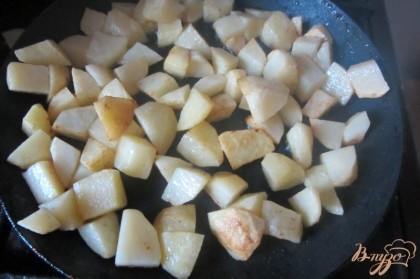 Готово! Картофель отчистить от кожуры, нарезать небольшими кубиками, обжарить до золотистого цвета на сковороде.