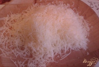 Твердый сыр пармезан трем на самой мелкой терке.