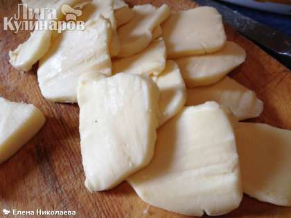 Сулугуни нарезаем кусочками. Это мягкий сыр и нарезать идеально его будет сложно, но это и не нужно, так как в процессе запекания он полностью расплавится.