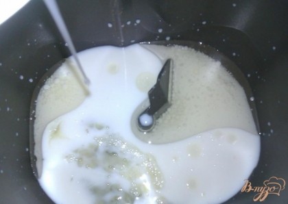 Молоко подогреваем в микроволновой печи до температуры чуть выше 37 градусов, другими словами, пальцу, опущенному в жидкость довольно комфортно. Это необходимо для лучшего подъема теста. Масло сливочное растапливаем. В контейнер вливаем молоко, масло, всыпаем соль. Яйца разбалтываем в кружке и заливаем к остальным продуктам.