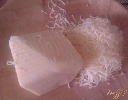 На самой мелкой терке натираем сыр – так он быстро расплавится.