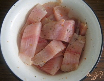 Филе рыбы нарезать порционными кусками, посолить, добавить любимые специи по вкусу.