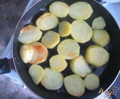 Картофель почистить, порезать кружочками и обжарить с двух сторон на растительном масле до образования румяной корочки. Затем картофель уложить на противень.