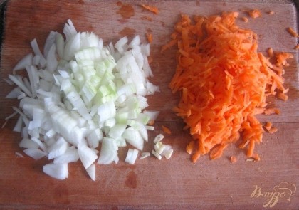 Репчатый лук порезать, морковь натереть на терке.