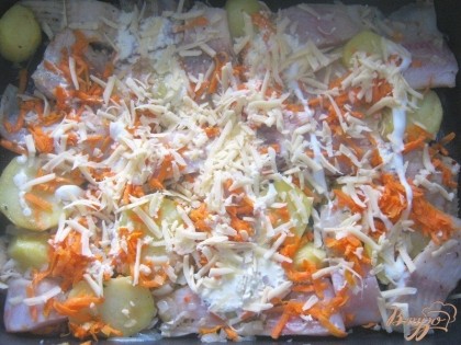 Морковь слегка обжарить, положить сверху рыбы. Затем блюдо залить майонезом, посыпать тертым сыром и запекать в духовке 25-30 минут.