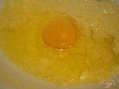 Вмешать в масляную массу по одному яйца.