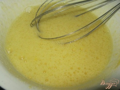 В отдельной посуде взбить яйца с сахаром в пышную светлую массу.