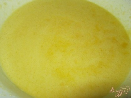 Сливочное масло растопить и охладить. Добавить к взбитым яйцам мед, масло, цедру и сок лимона (2 ч.л.).