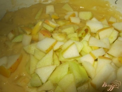Всыпать сыпучие ингредиенты, замесить тесто. Яблоки нарезать и подмешать в тесто, можно добавить измельченные орехи.