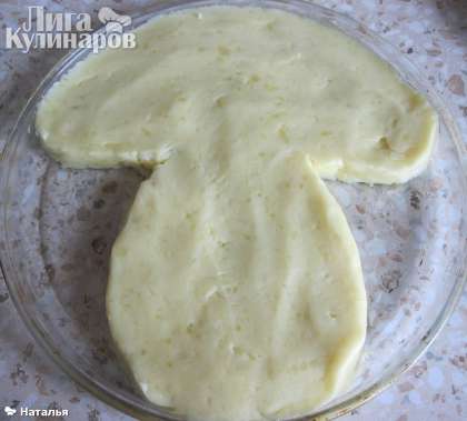 Жаропрочную посуду смазать маслом и выложить картофельное пюре.