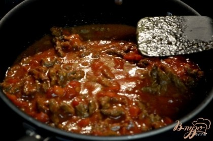  Добавить смесь чили , томаты и томатную пасту и тушим все вместе несколько минут.