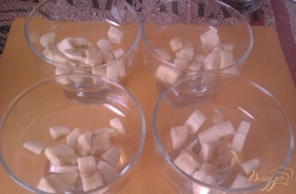 Выкладываем сладкие банановые кусочки в порционные креманки.