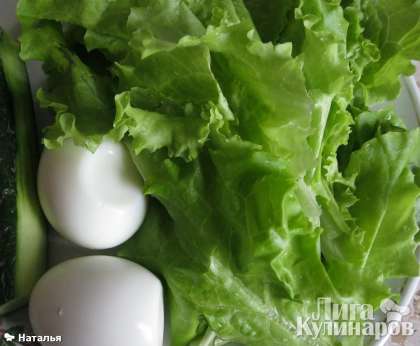 Для закуски сварить яйца, помыть листья салата и огурец.