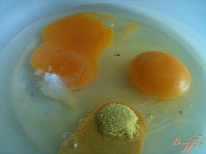 Яйца, 50 мл. воды, лимонную цедру, соль и сахар немного размешать венчиком.Сухую лимонную цедру можно купить в отделах выпечки. По желанию можно заменить на свежую цедру.