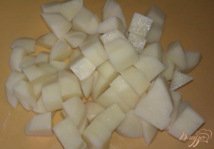 Картофель моем, очищаем от кожуры и нарезаем кубиками.