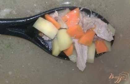 Закладываем свинину обратно в бульон, солим, доводим до кипения и кладем в него картофель и морковь. Через минут пять закладываем репчатый лук.