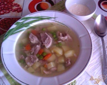 Готово! Очень аппетитный и такой же вкусный картофельный суп со свининой и зеленым горошком можно сдобрить сметаной.