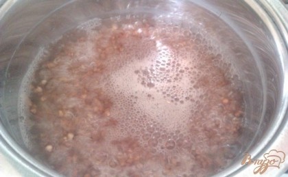 Пока жарится греча, в кастрюльке разогреваем воду, в которую сразу всыпаем соль – количество определяем по вкусу. Когда она закипит, добавляем горячую гречневую крупу.