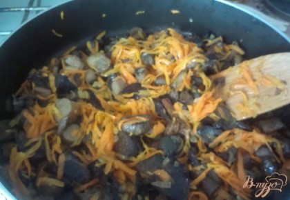 Измельчаем на крупной терке морковь и добавляем к луку и грибам. Выжаривать вовсе не нужно – просто овощи должны немного размягчиться.