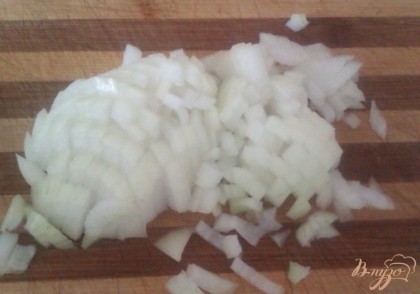 Приступаем к готовке: довольно крупную луковицу очищаем и режем кубиками.