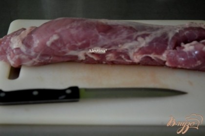 Вырезку свинины выложим на доску,используем острый нож.