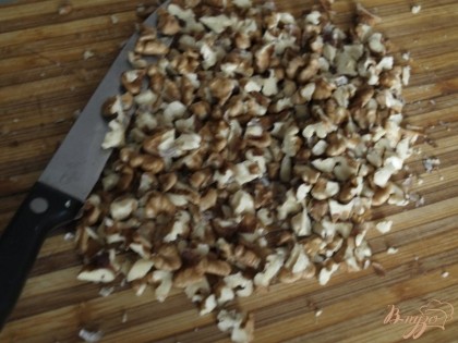 Порубить мелко грецкие орехи.Желательно их обжарить на сковороде.