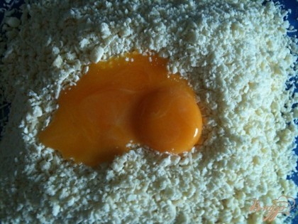 Крошку собрать в горку и добавить 3 желтка. Вымесить мягкое тесто. Долго месить тесто не нужно, иначе готовое изделие из него будет жестким.