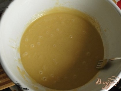 Готовим коржи:масло и маргарин растопить, добавить сахар и перемешать.Взбить яйца и добавить к смеси, затем погасить соду уксусом.Добавить стакан муки.