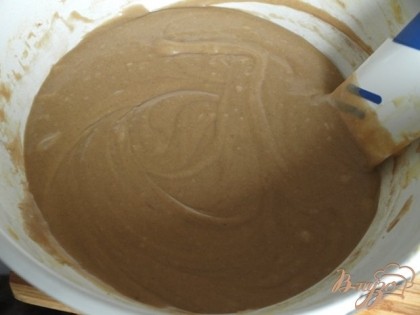 Также поступить со вторым коржом,только ещё добавить какао.Выпекать 2 коржа: светлый и темный.