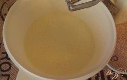 Для приготовления ванильных панкейков молоко и яйца должны быть комнатной температуры. В глубокой миске взбиваем в пену яйца и два вида сахара – песок и ванильный.