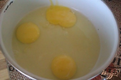 В глубокую миску разбиваем свежие куриные яйца. Солить омлет не нужно, так как сыр и так достаточно соленый сам по себе.