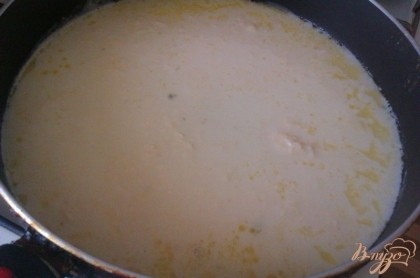 В сковороду кладем сливочное масло и на минимальном огне растапливаем его. Заливаем в прогретую посуду яично-молочную смесь с сыром, прикрываем крышкой и на среднем огне готовим минут пять.