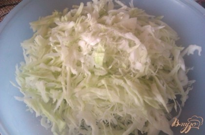 Перекладываем капусту в миску, добавляем к ней соль, сахар и столовый уксус.