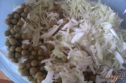 Перекладываем его к капусте и добавляем консервированный зеленый горошек, предварительно удалив жидкость. Перемешиваем салат.