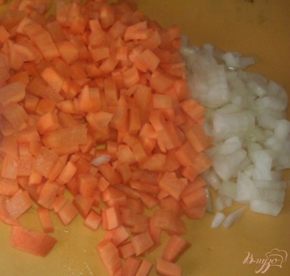 Свежую морковь и головку репчатого лука очищаем и измельчаем кубиком.