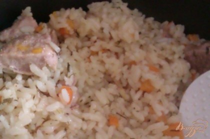 Готово! В результате получается ароматный рассыпчатый рис со свининой, не хуже, чем плов. Ужин готов, а время благодаря мультиварке сэкономлено.