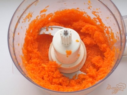 Морковь и тыкву с помощью комбайна измельчаем в пюре.