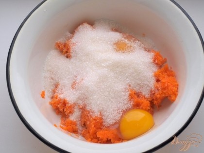Перекладываем в миску, добавляем яйца и сахар.