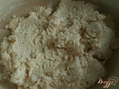 Для приготовления сырников смешиваем творог, яйцо, манную крупу, муку и ванильный сахар.